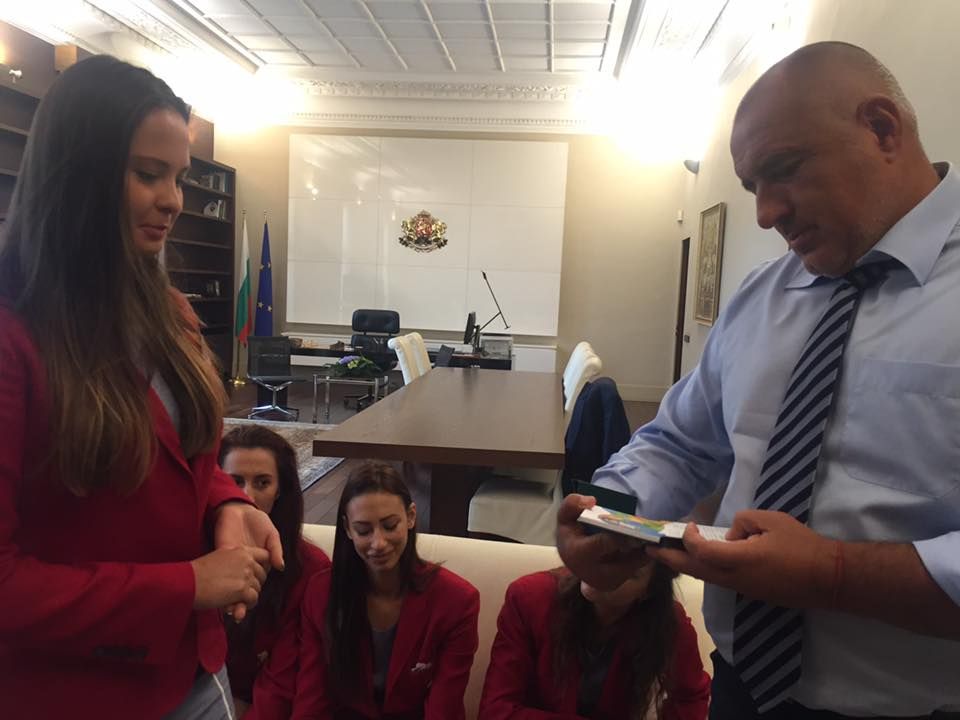 Премиерът Бойко Борисов получи подаръци от ансамбъла по художествена гимнастика
