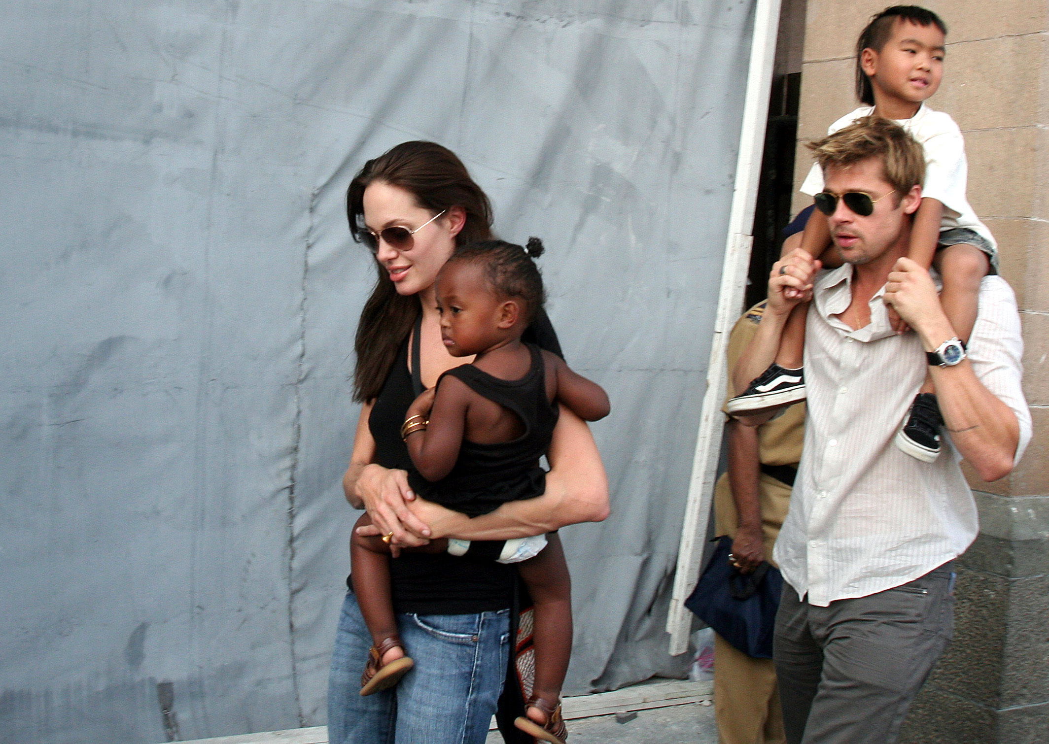 Анджелина Джоли и Брад Пит с децата си Захара и Мадокс (ноември, 2006 г.)