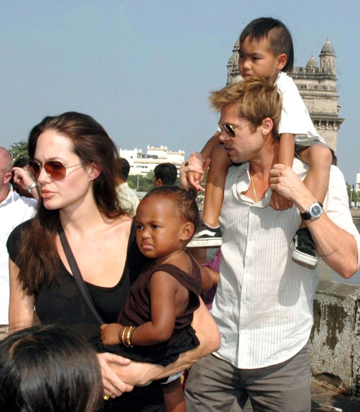 Брад Пит и Анджелина Джоли с децата си Захара и Мадокс (ноември, 2006 г.)