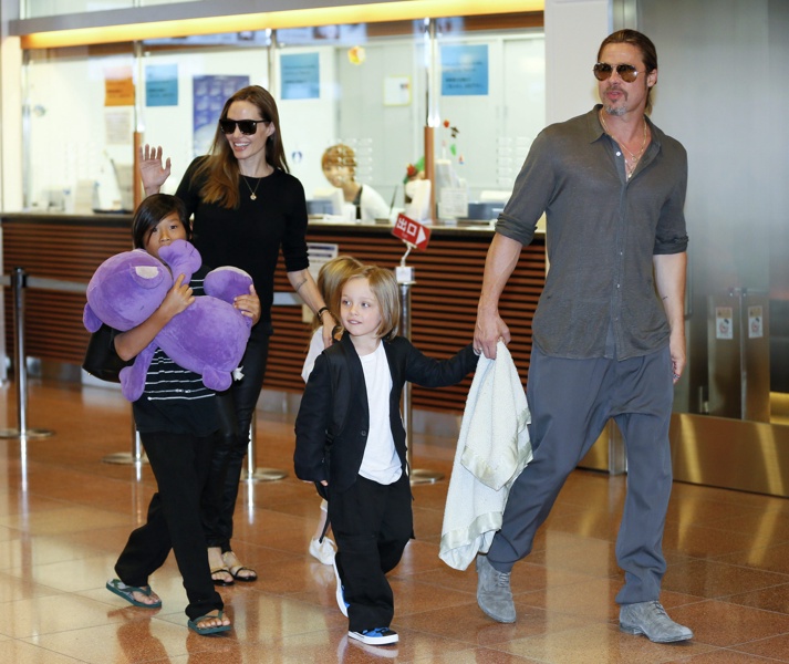 Брад Пит и Анджелина Джоли с децата си Пакс, Шайло и Нокс (юли, 2013 г.)