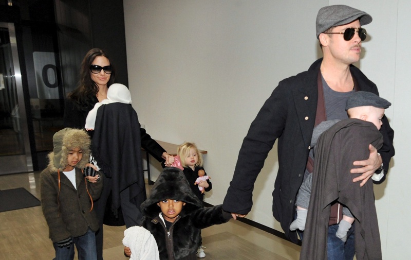 Брад Пит и Анджелина Джоли с децата си (януари, 2009 г.)