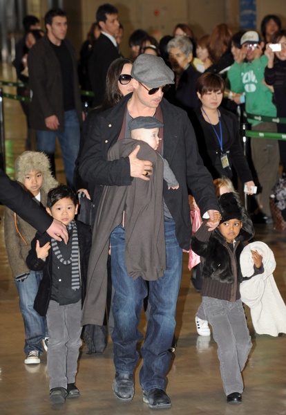 Брад Пит и Анджелина Джоли с децата си (януари, 2009 г.)