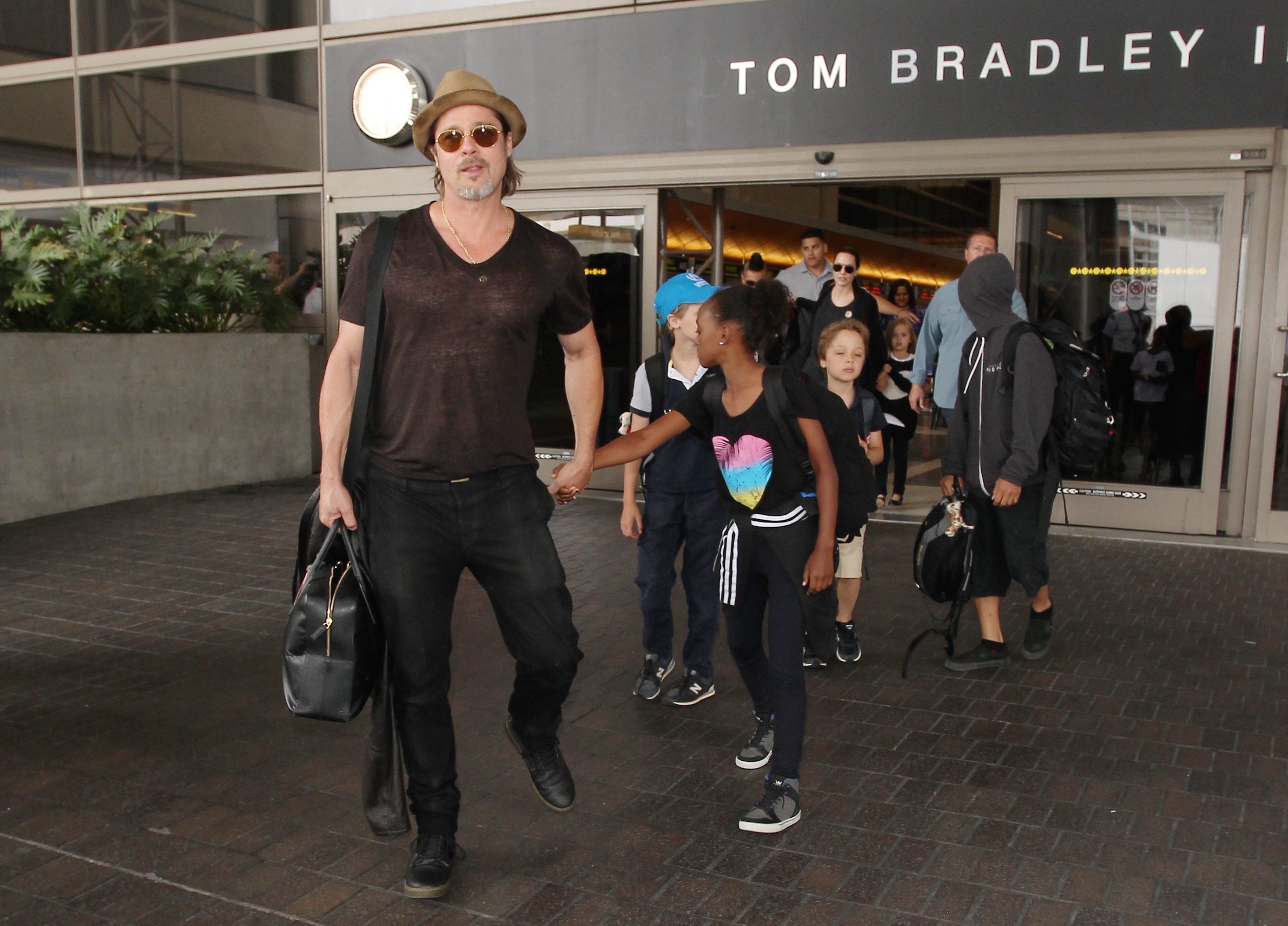 Брад Пит и Анджелина Джоли с децата си (юли, 2015 г.)