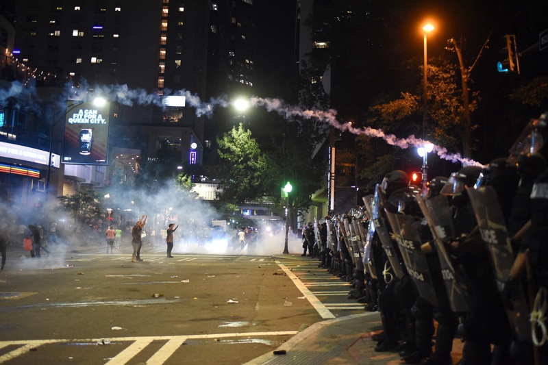 В сблъсъците тази нощ полицията използва сълзотворен газ и гумени куршуми