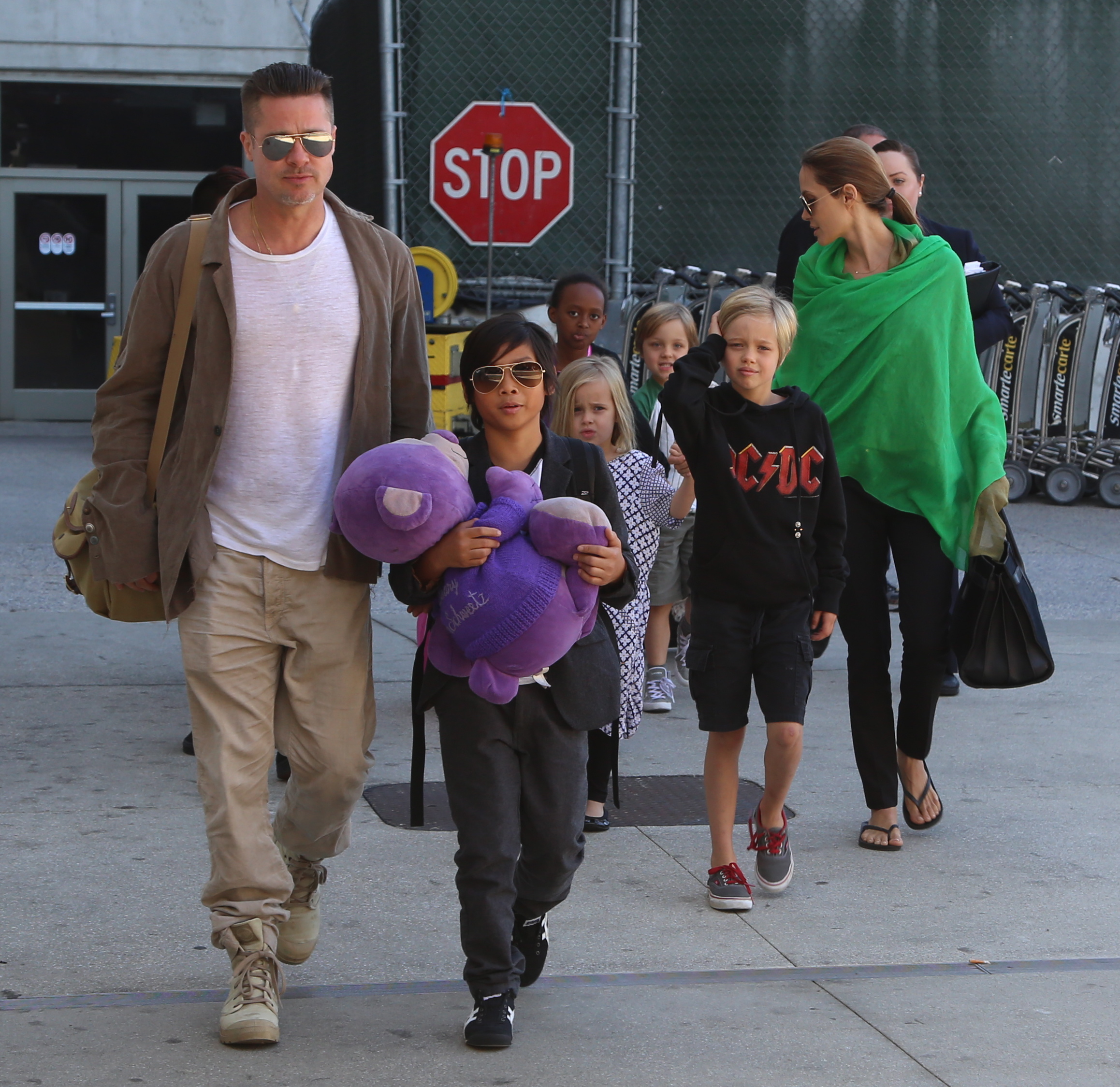 Брад Пит и Анджелина Джоли с децата си (февруари, 2014 г.)