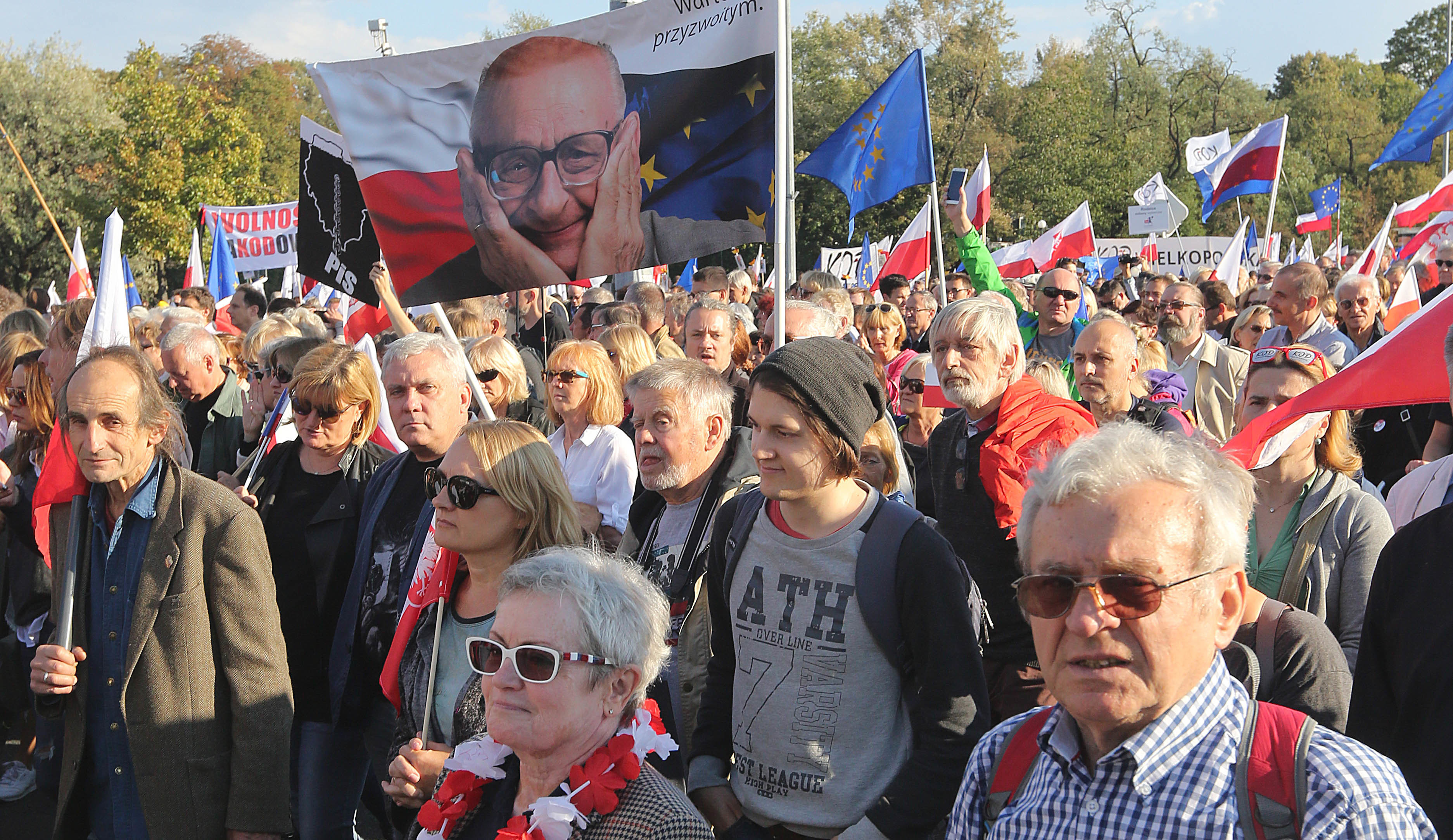 Пореден протест в Полша с национални и европейски знамена