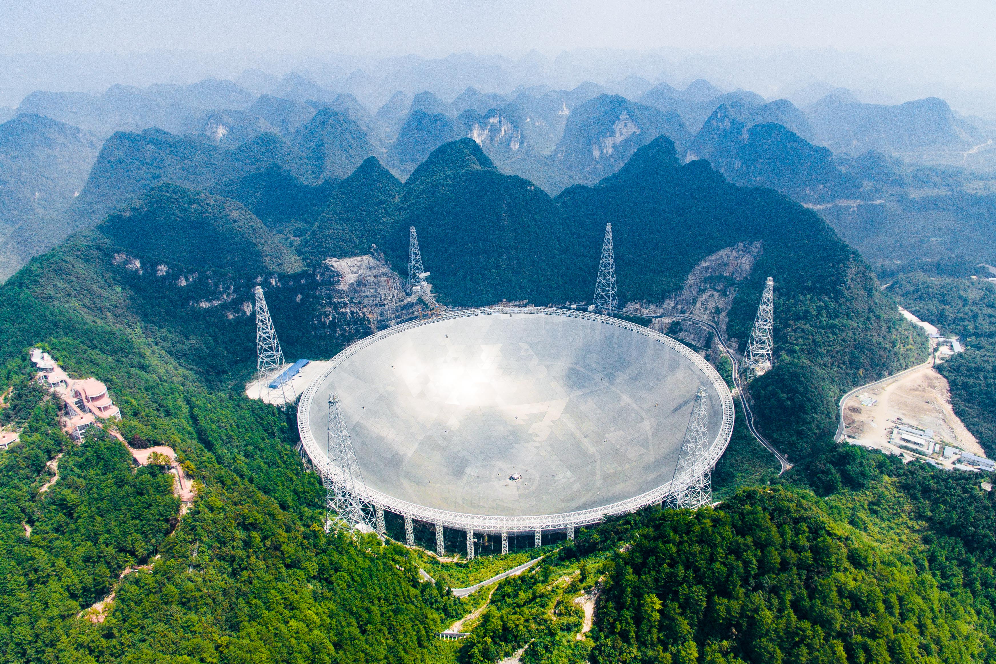 Най-големият радиотелескоп в света - FAST