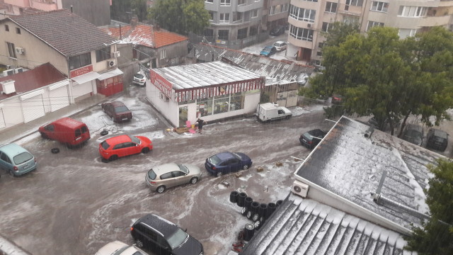 Силна буря удари центъра на Варна