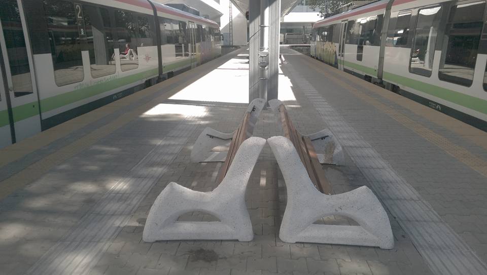Изпочупиха пейките на Централна гара в София