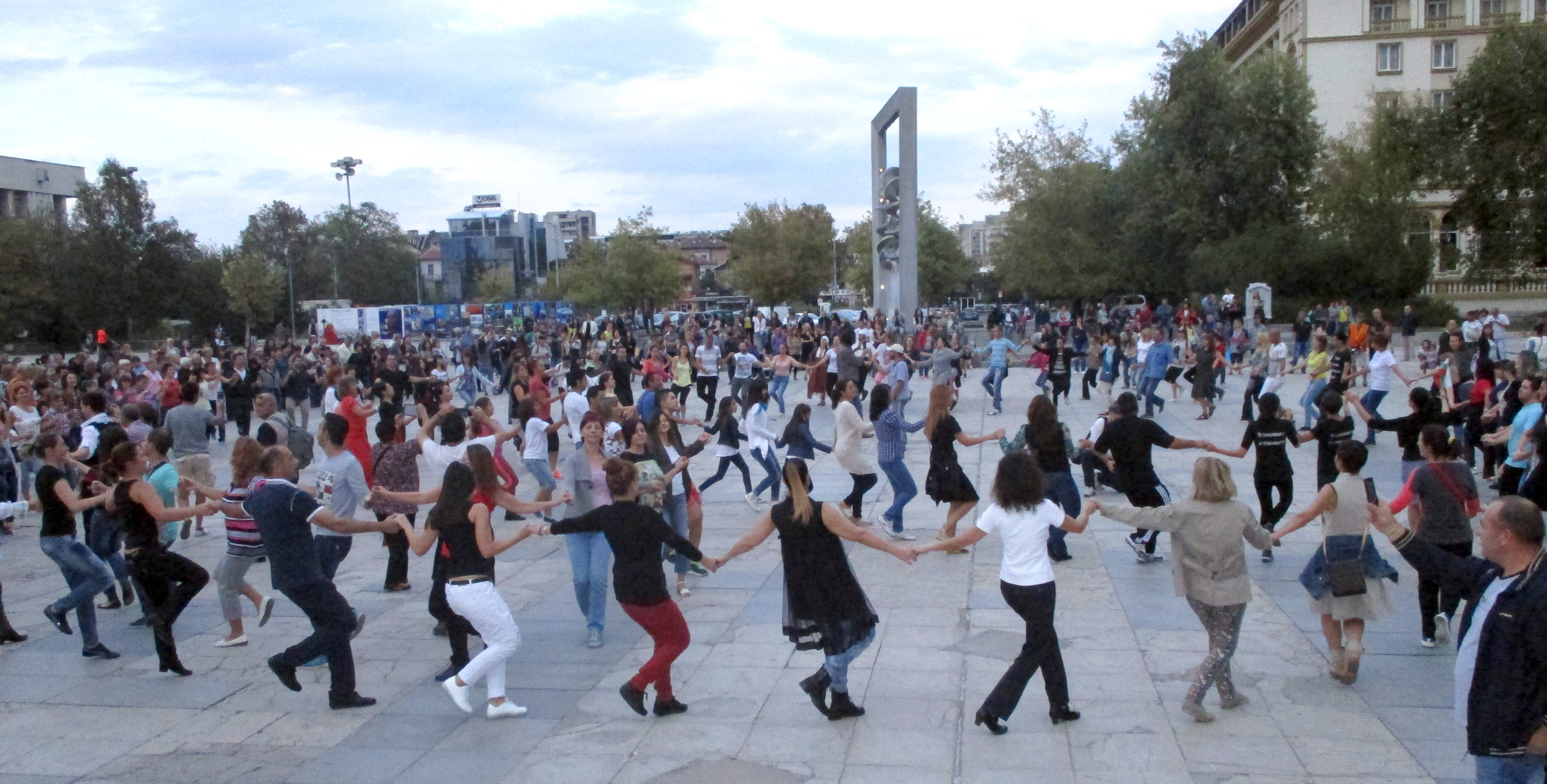 Пловдивчани играха хоро на площад ”Съединение”