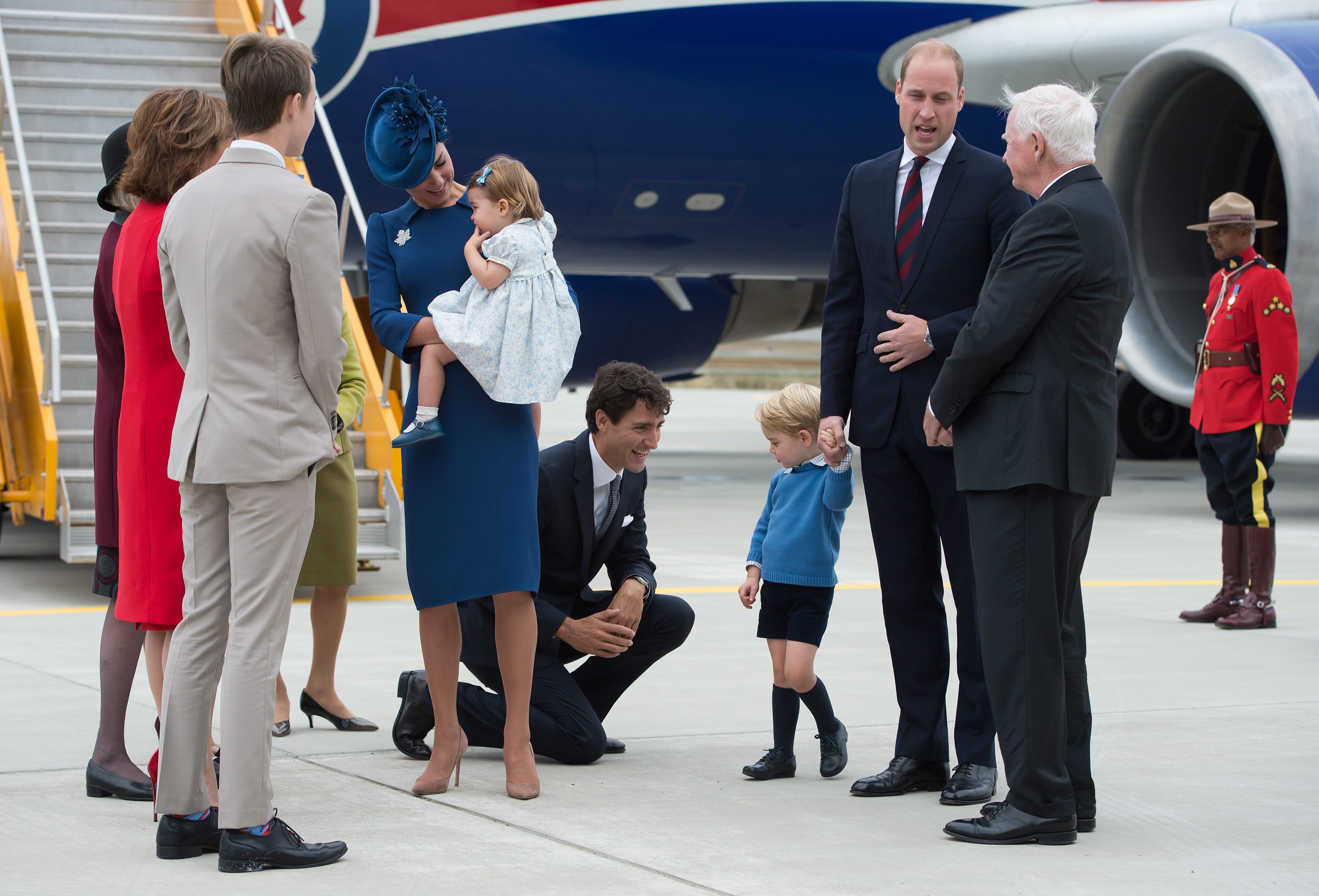 Премиерът на Канада Джъстин Трюдо коленичи, за да поприказва с принц Джордж