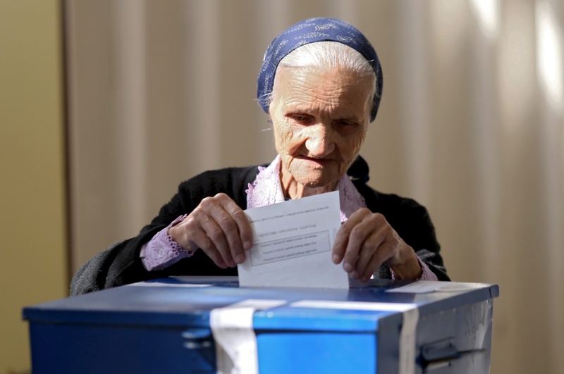 Босненските сърби гласуваха на забранен референдум