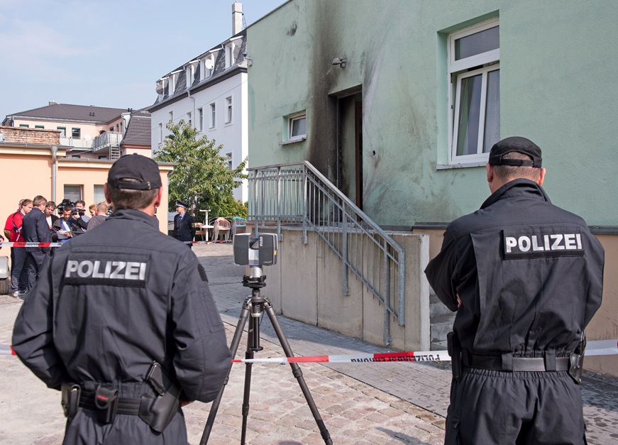 Полицията охранява мястото на експлозията пред джамията в Дрезден