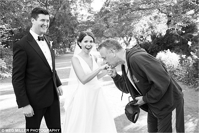Том Ханкс се снима с младоженци в Сентрал Парк