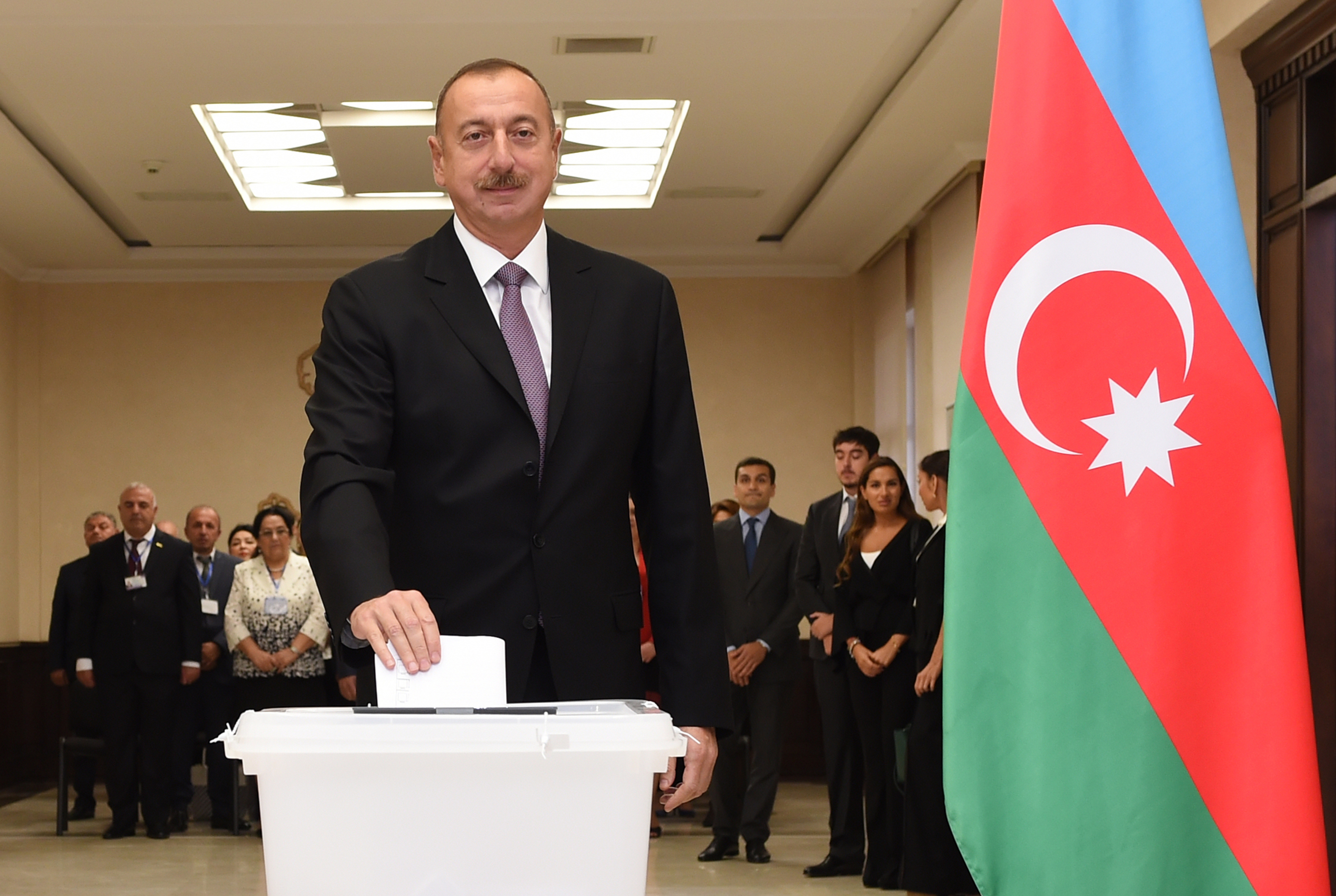 Президентът Илхан Алиев гласува на референдума