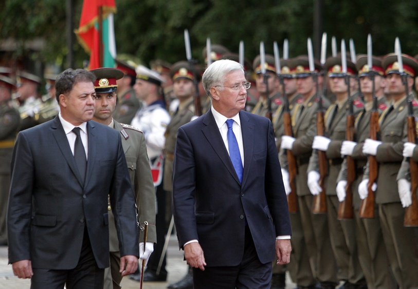 Британският министър на отбраната Майкъл Фалън е на посещение в България