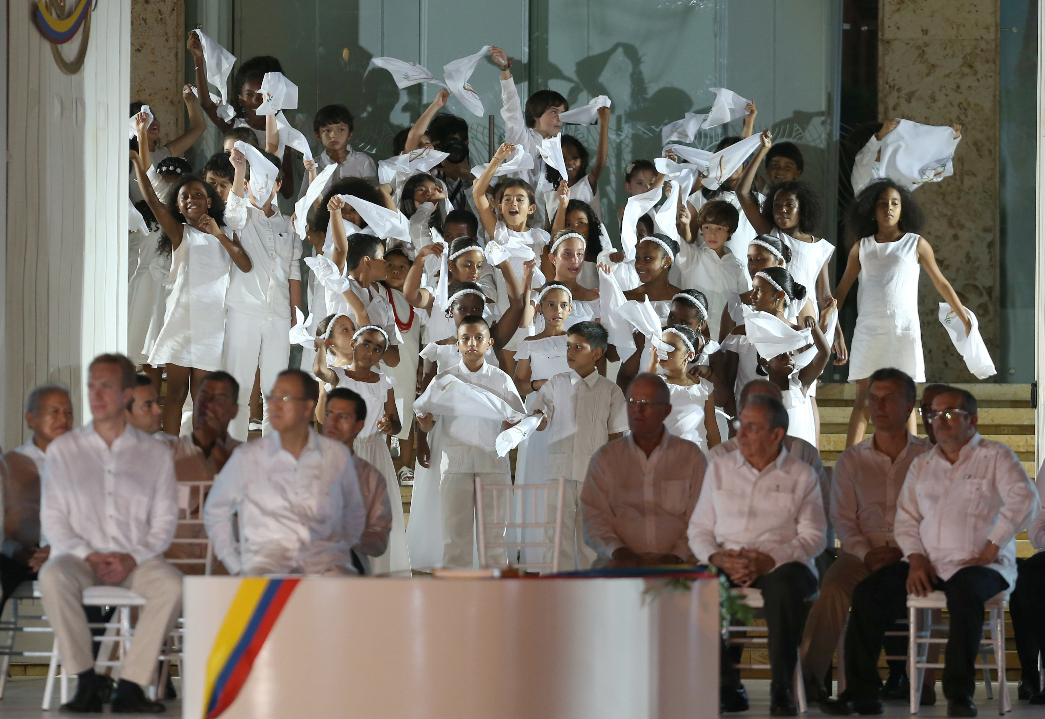 Над 2000 души бяха облечени в бяло като символ на мира