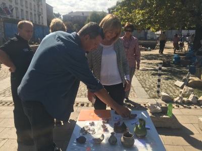 Кметът на София Йорданка Фандъкова при посещение на проучванията на площад ”Света Неделя”