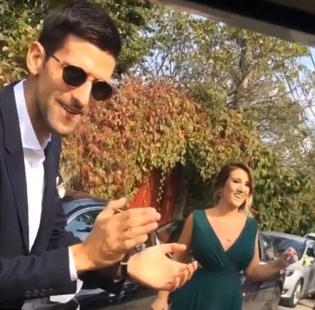 Джокович пя сръбски песни на сватба (видео)