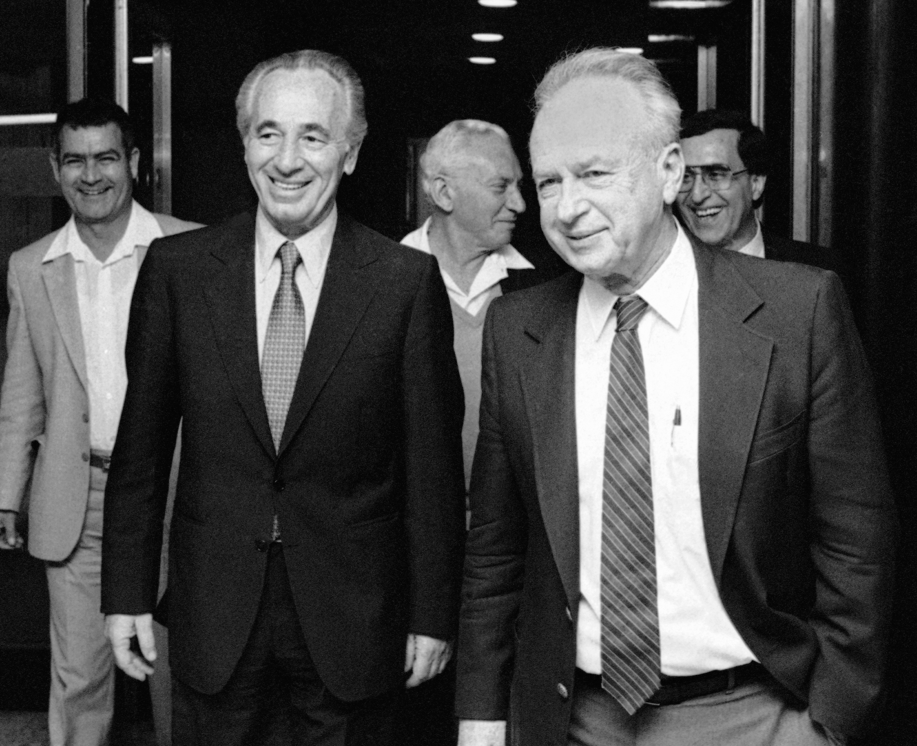 Шимон Перес и Ицхак Рабин (вдясно) през 1984 година