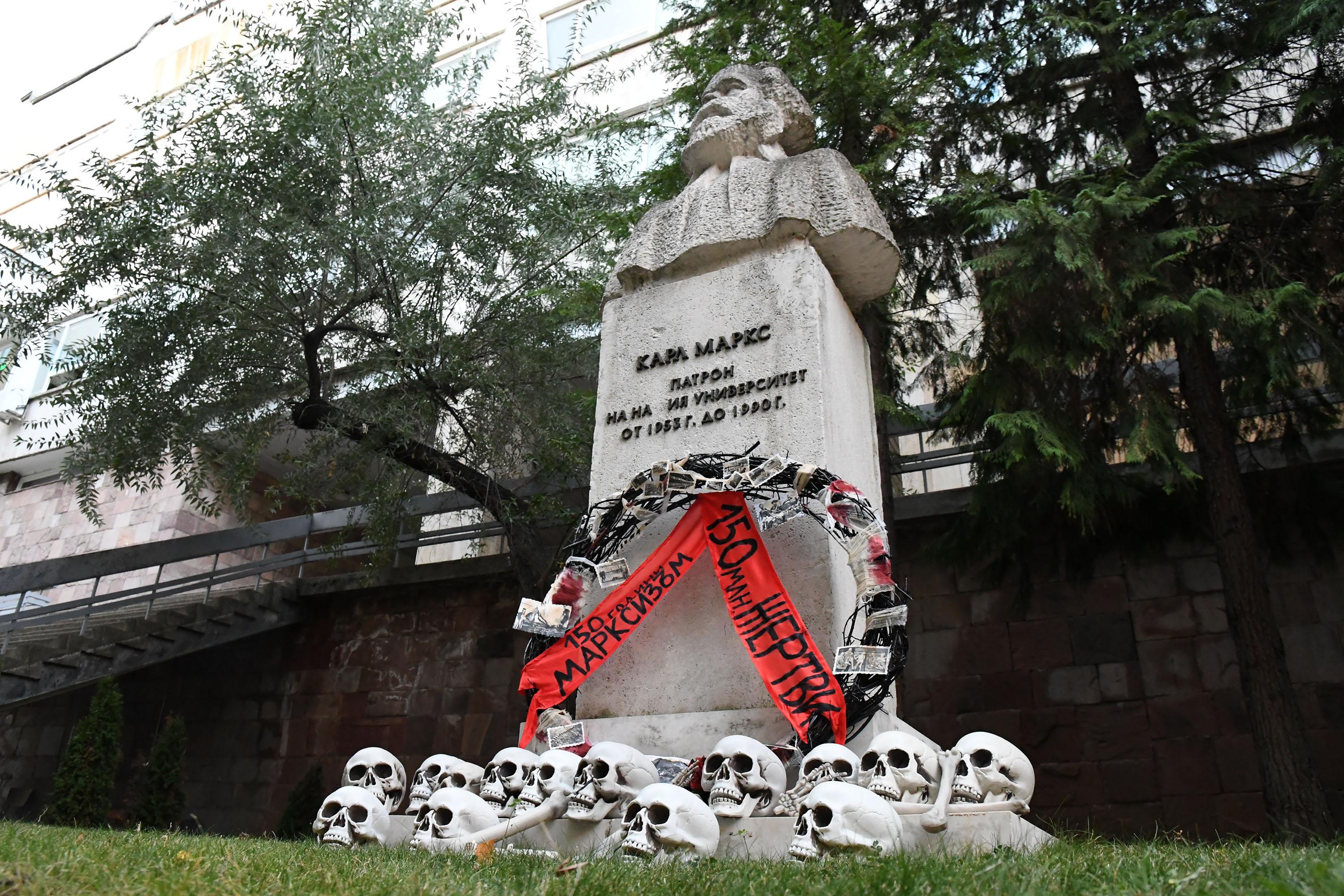 Паметникът на Маркс в УНСС украсен с черепи и траурен вeнeц