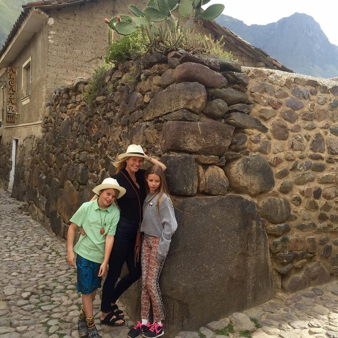 Гуинет Полтроу с децата си в Аржентина
