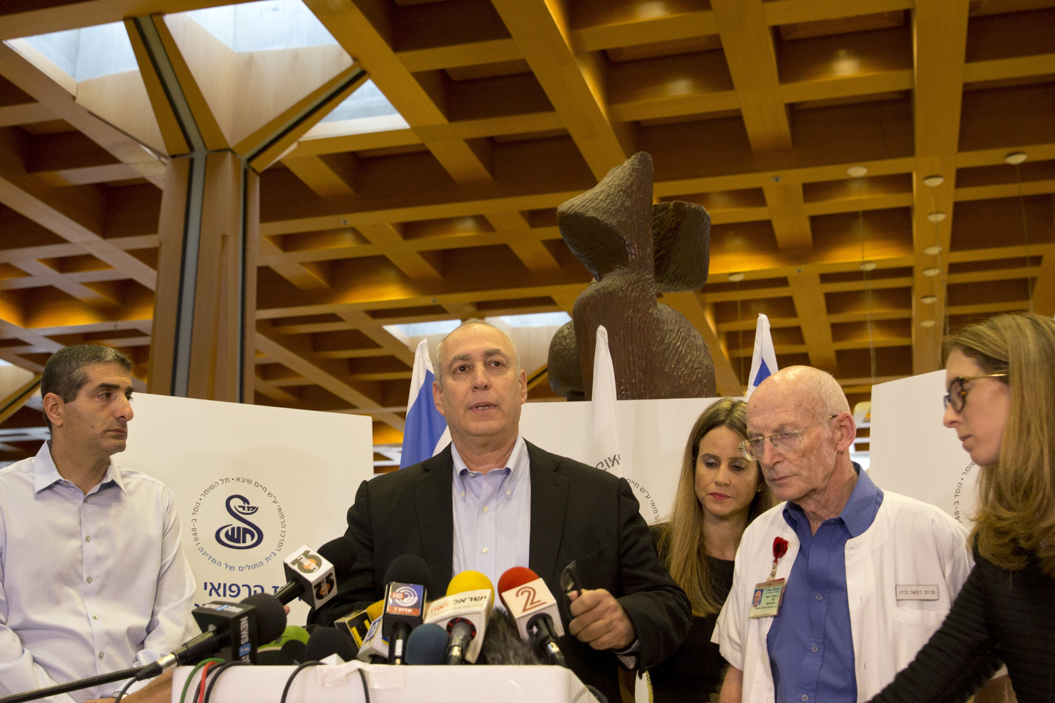 Хеми Перес, син на бившия израелски президент, говори на пресконференция в болницата, където той почина