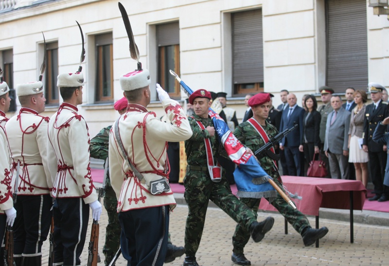 Военният ритуал по връчване на представителното знаме на НАТО