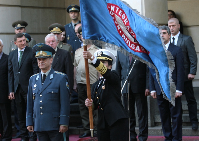 Военният ритуал по връчване на представителното знаме на НАТО