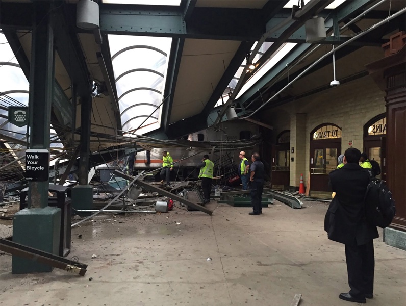 На гара Хоубоукън след катастрофата, снимка от Туитър
