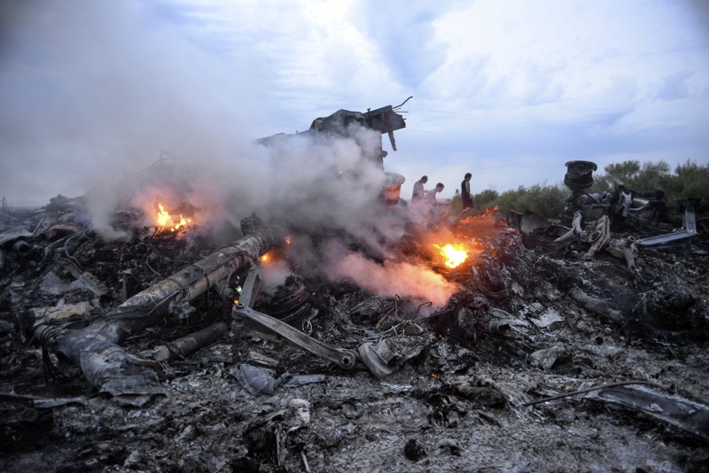 Архивна снимка, показваща горящи останки от самолета на Малайзийските авиолинии, свален на 17 юли 2014 г. в Източна Украйна
