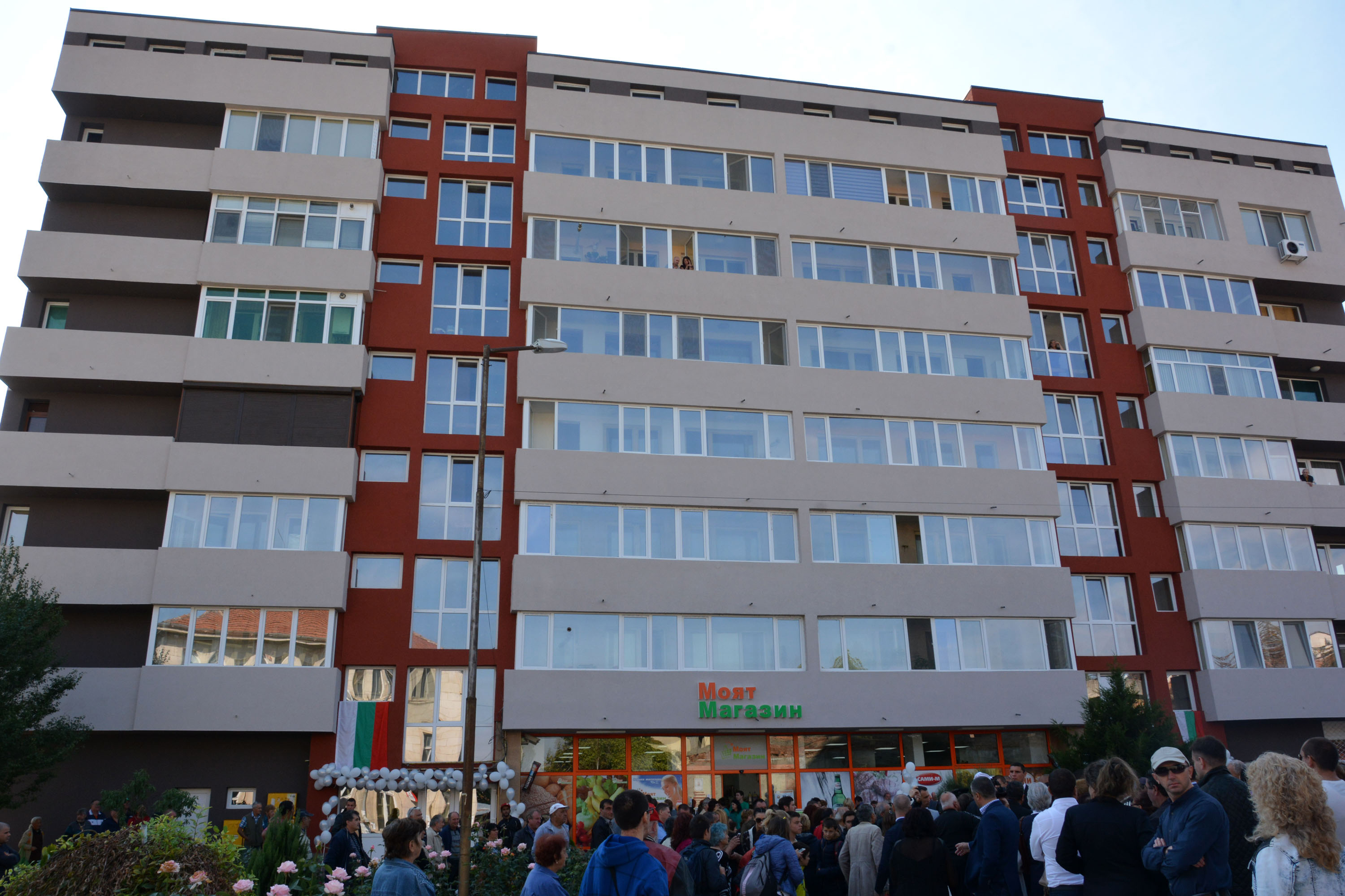 В Благоевград и Бургас обаче вече са реновирани общо 250 жилищни кооперации