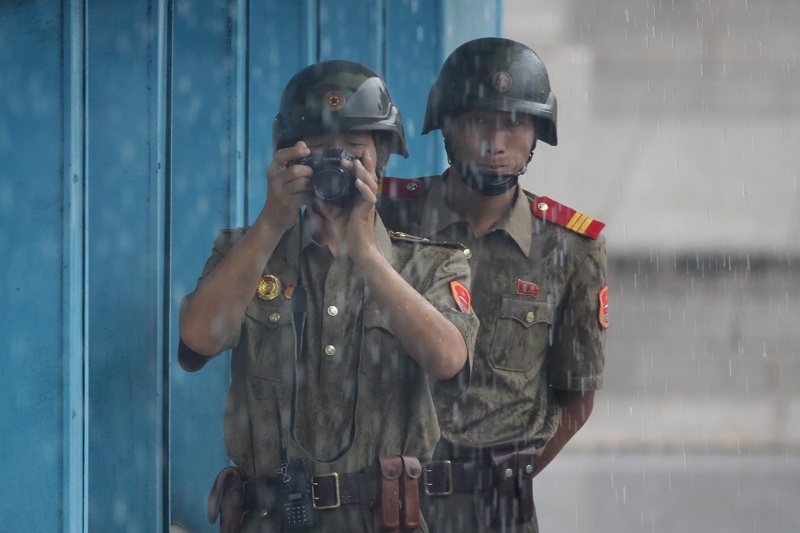 Севернокорейски войници наблюдават на юг в Панминчжон, пункт на демилитаризираната зона по 38-ия паралел