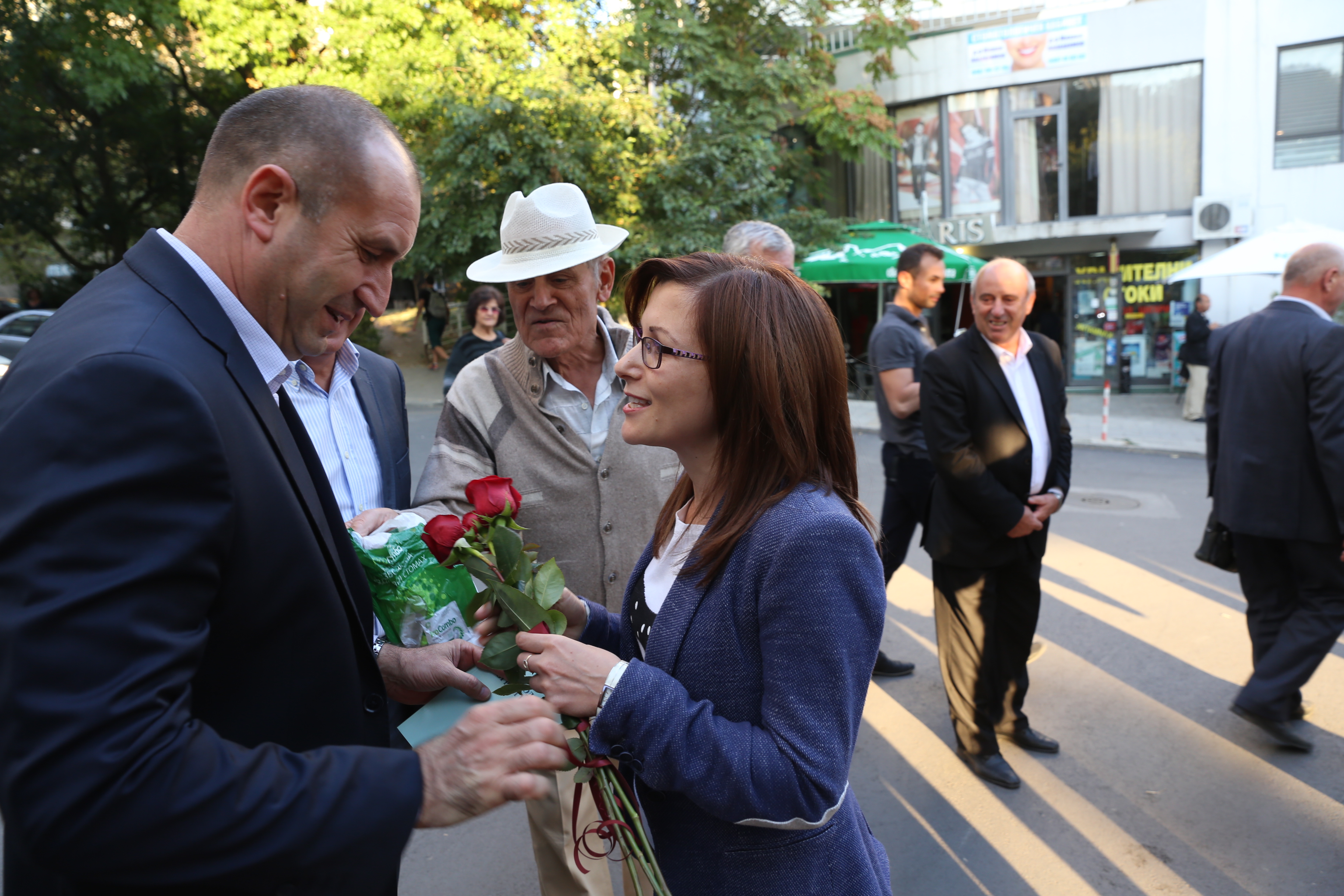 Кандидатът за президент Румен Радев се срещна с граждани в Сливен и Ямбол