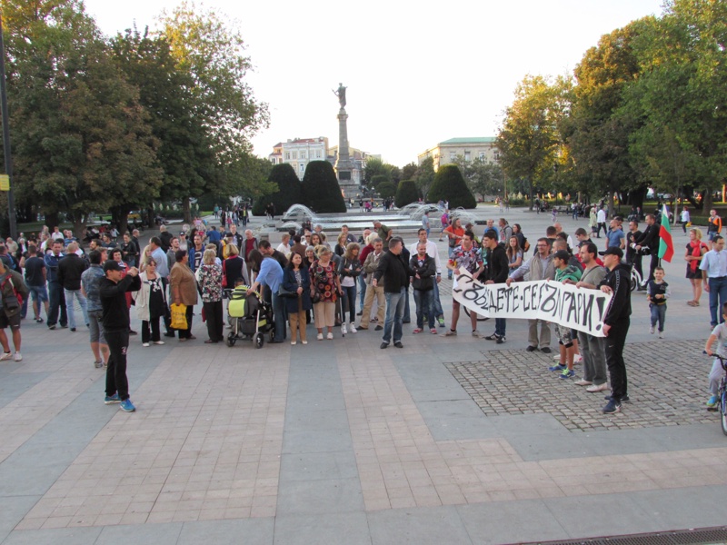 Десетки русенци се събраха пред сградата на Община Русе