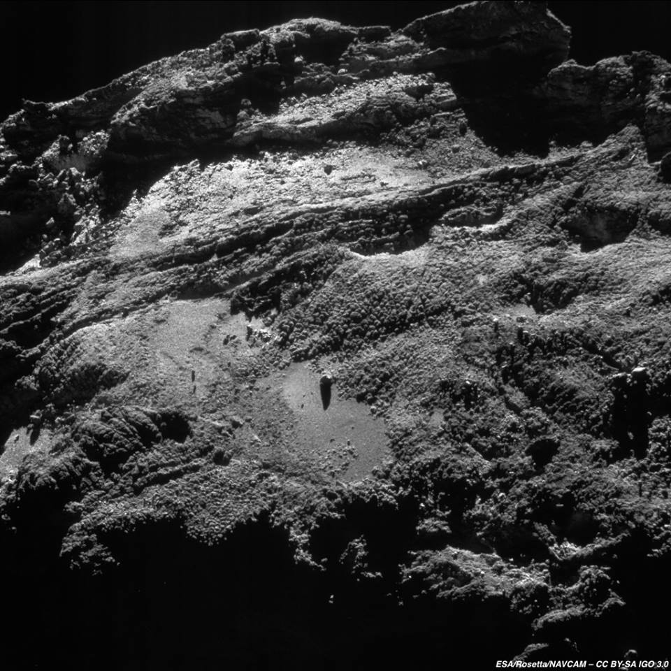 Снимка на кометата 67Р/Чурюмов-Герасименко снимана от едва 900 метра