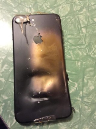 Задният панел на самовзривилият се iPhone 7 е огънат