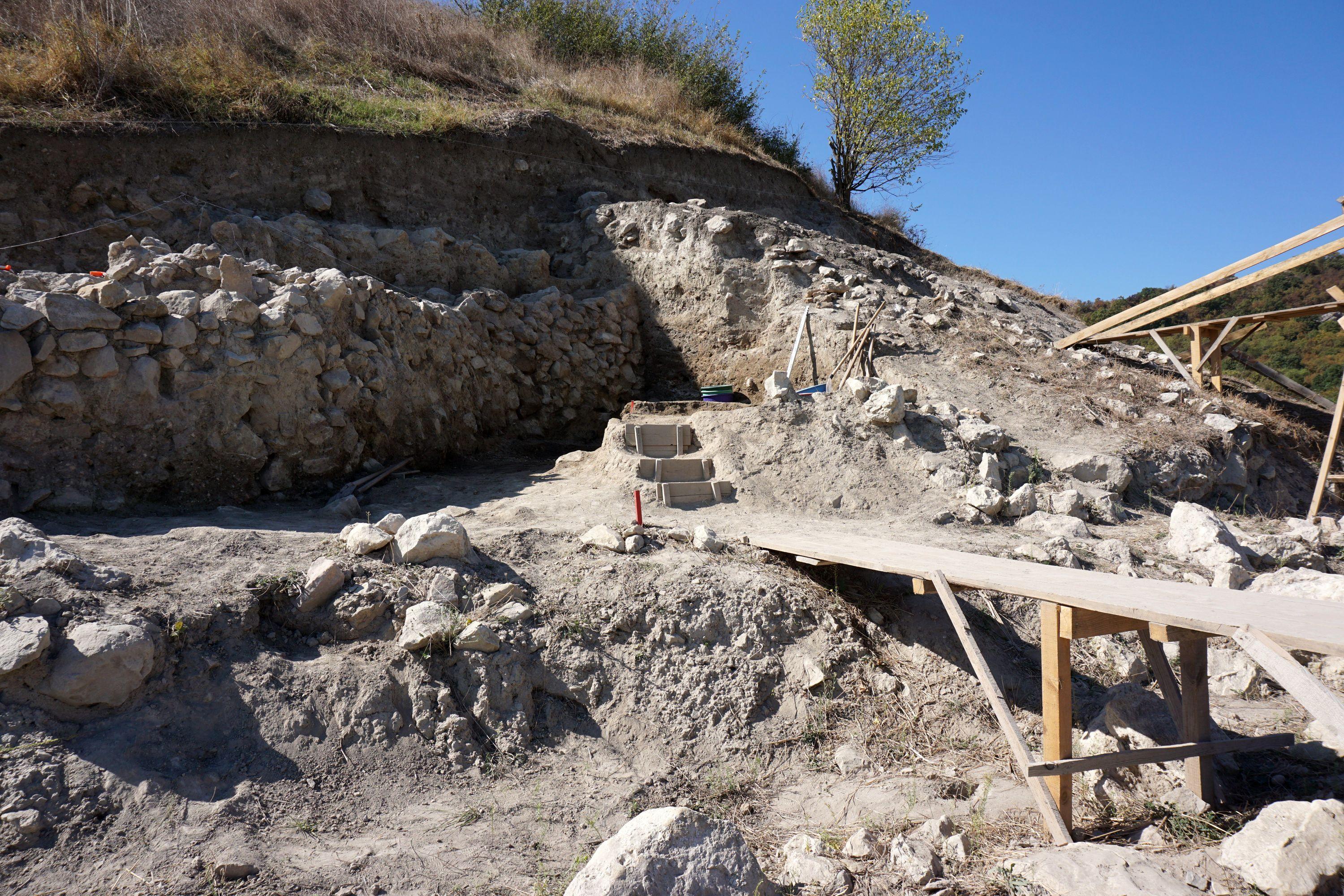Разкопките на античната крепостна стена край Провадия