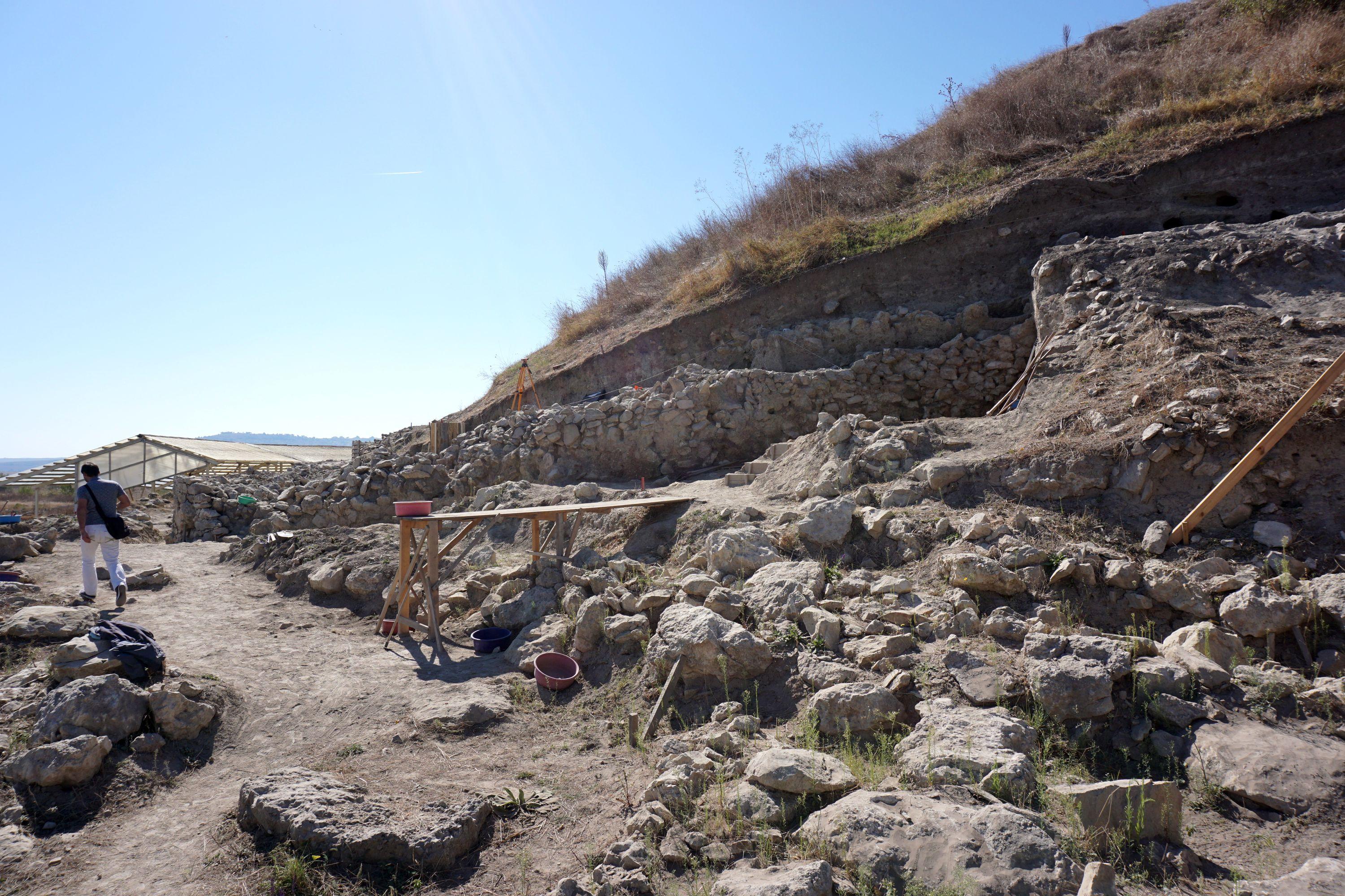 Разкопките на античната крепостна стена край Провадия