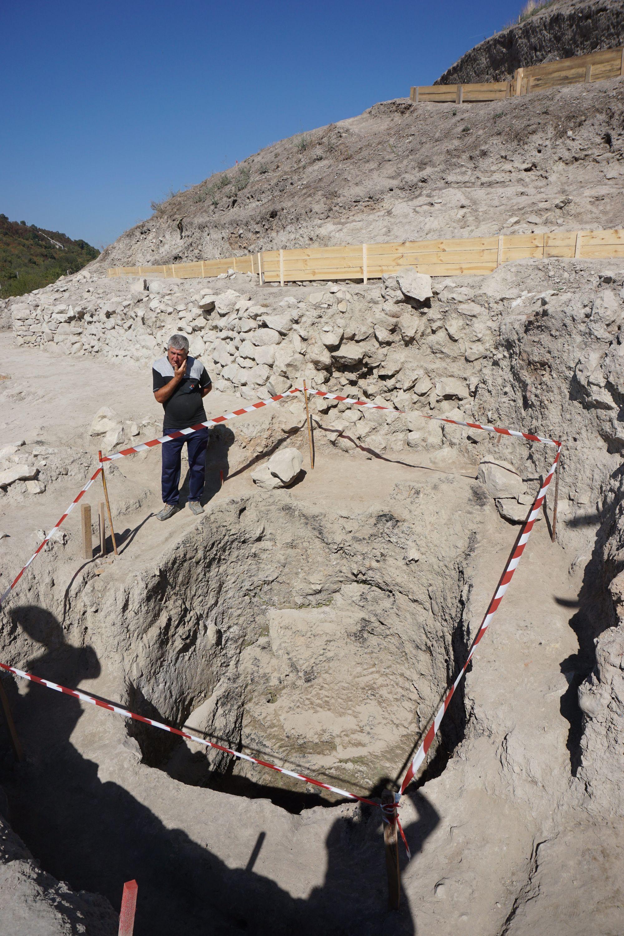 Археолозите са открили и кладенец на около 6400 години