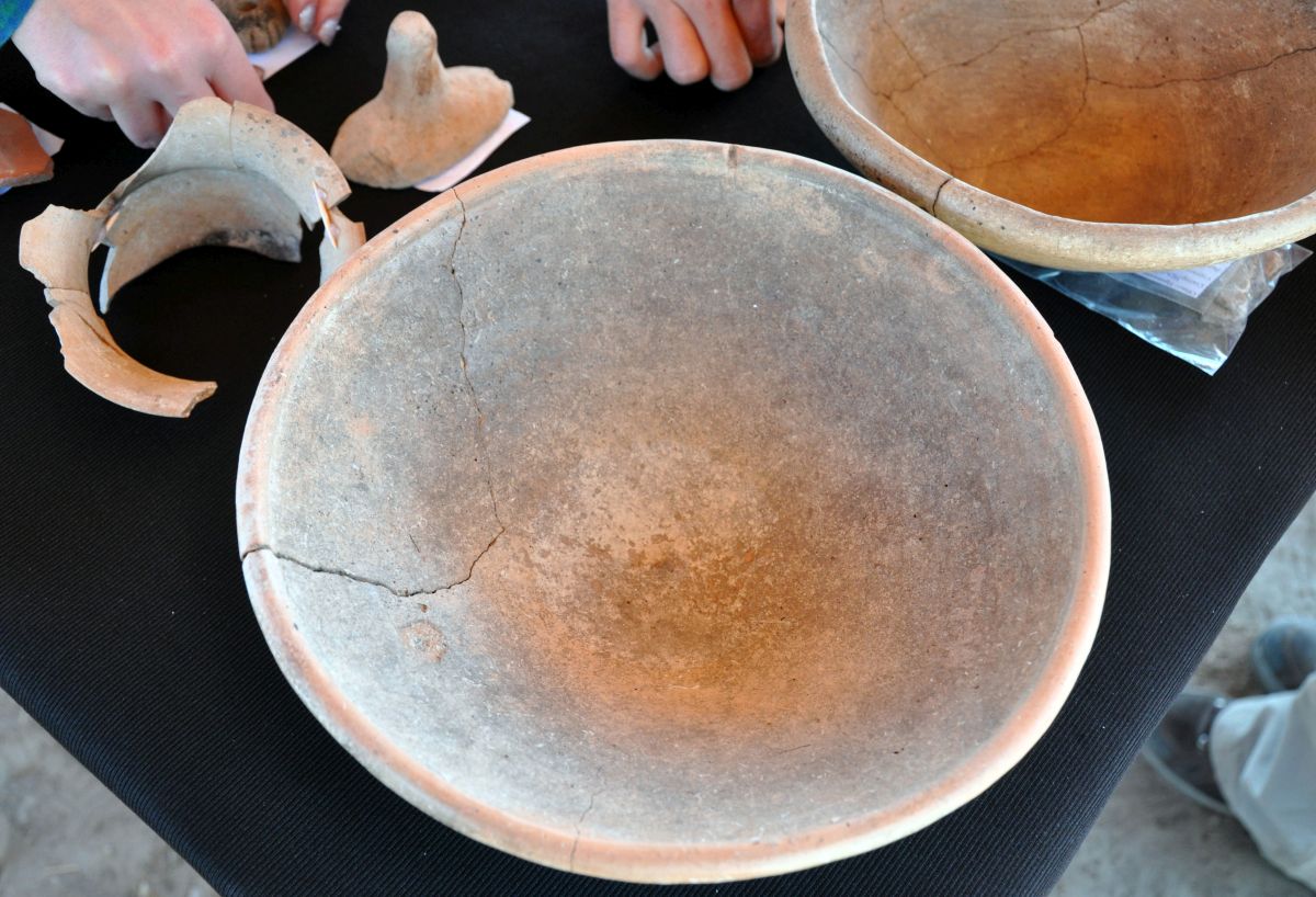 Открити са и фрагменти от т.нар. мегарски чаши