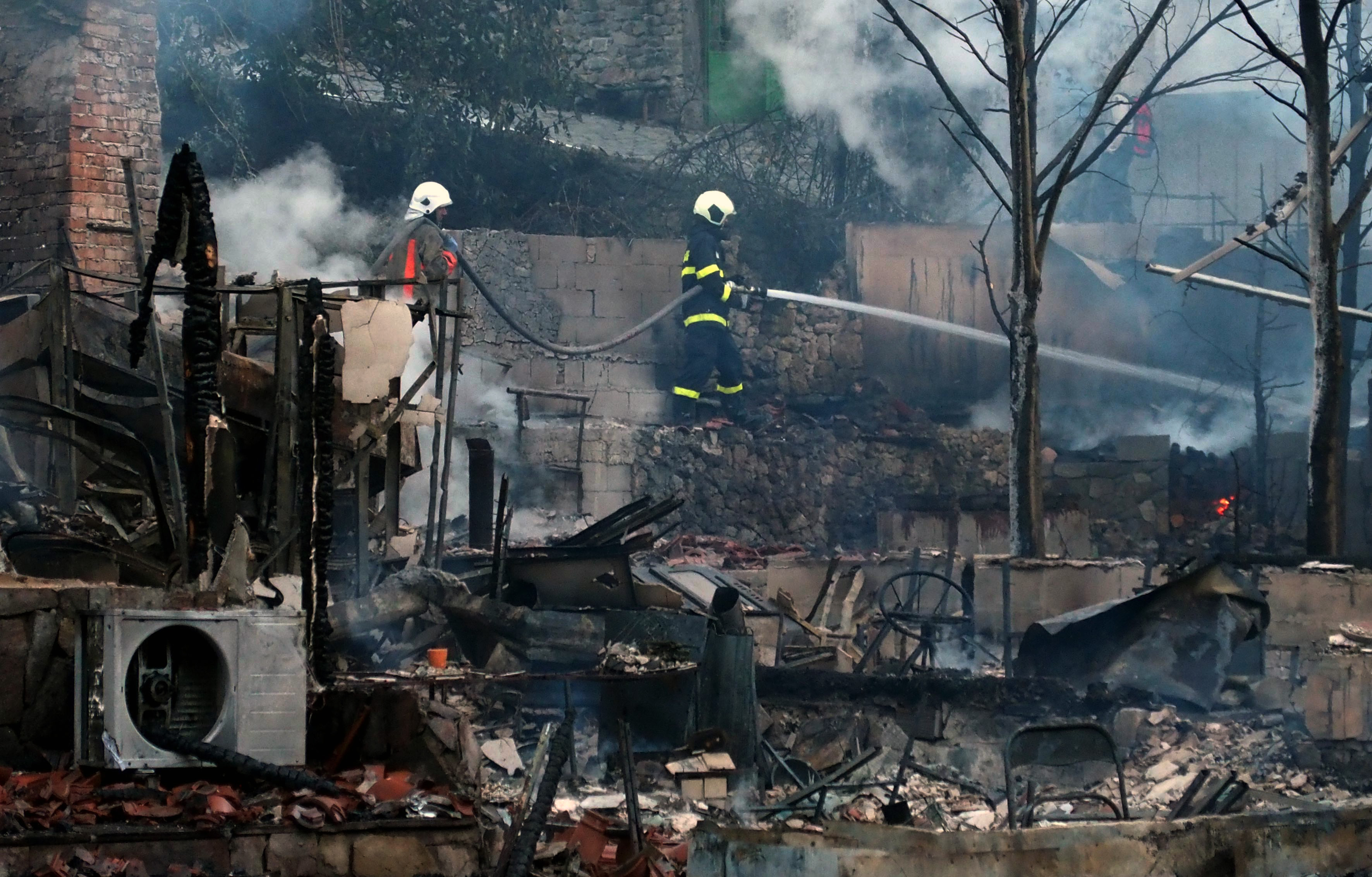 Огнеборци потушават последните пламъци в изгорелия хотел ”Мегдана” в Бачково