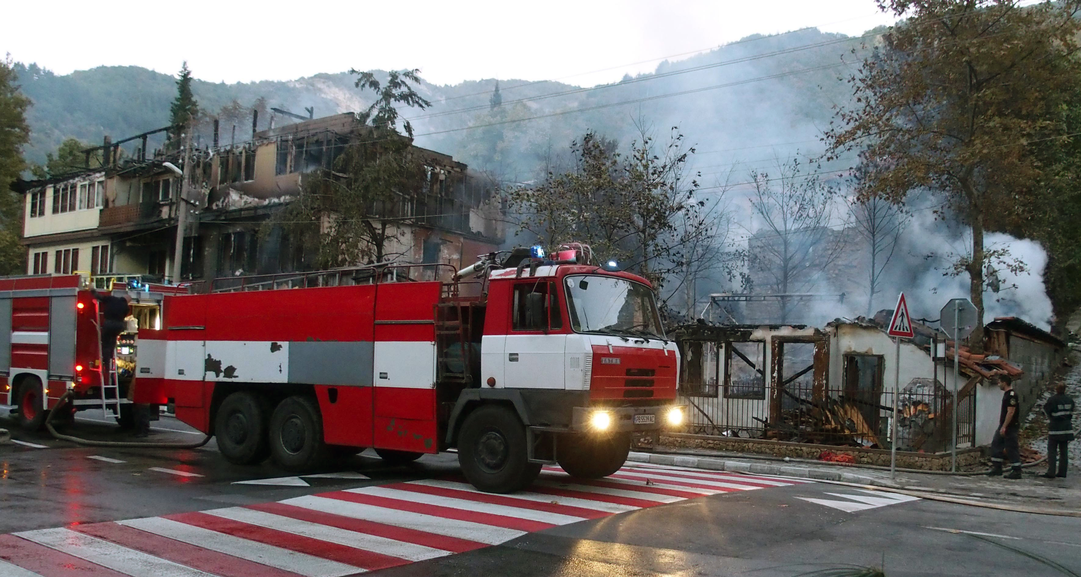 Противопожарен екип остана да дежури цяла нощ около останките на хотела
