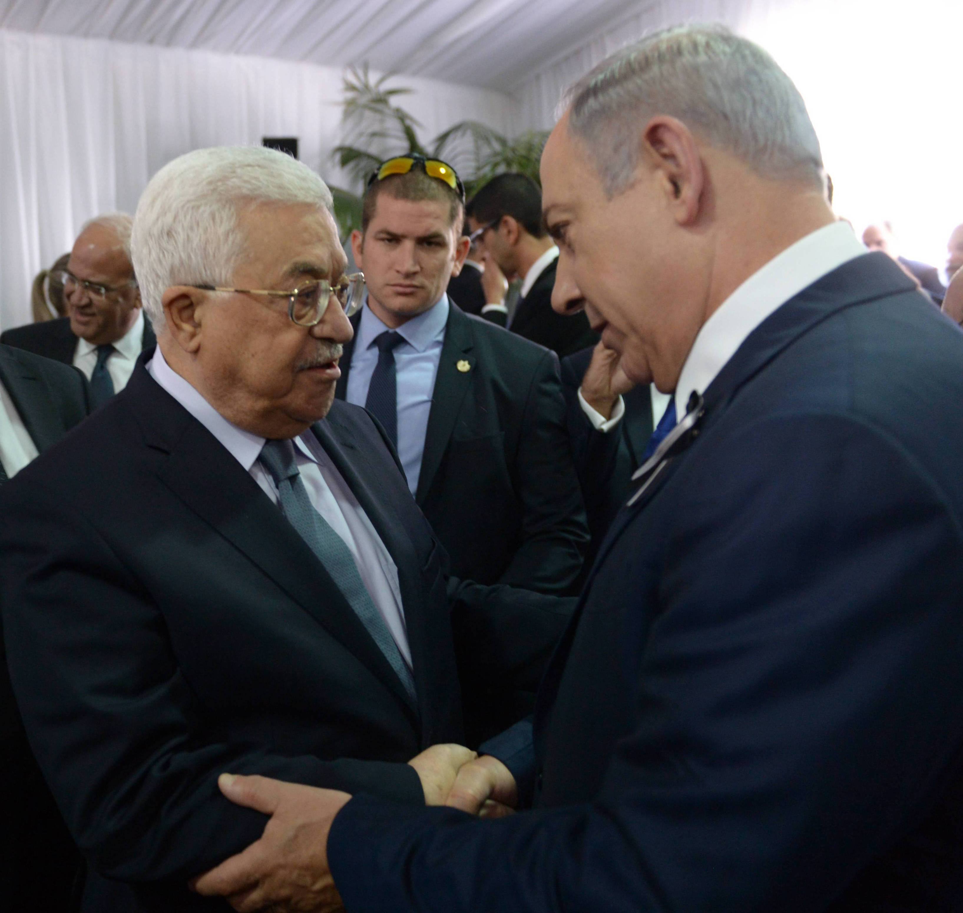 Нетаняху и Абас се ръкуваха на погребението на Перес