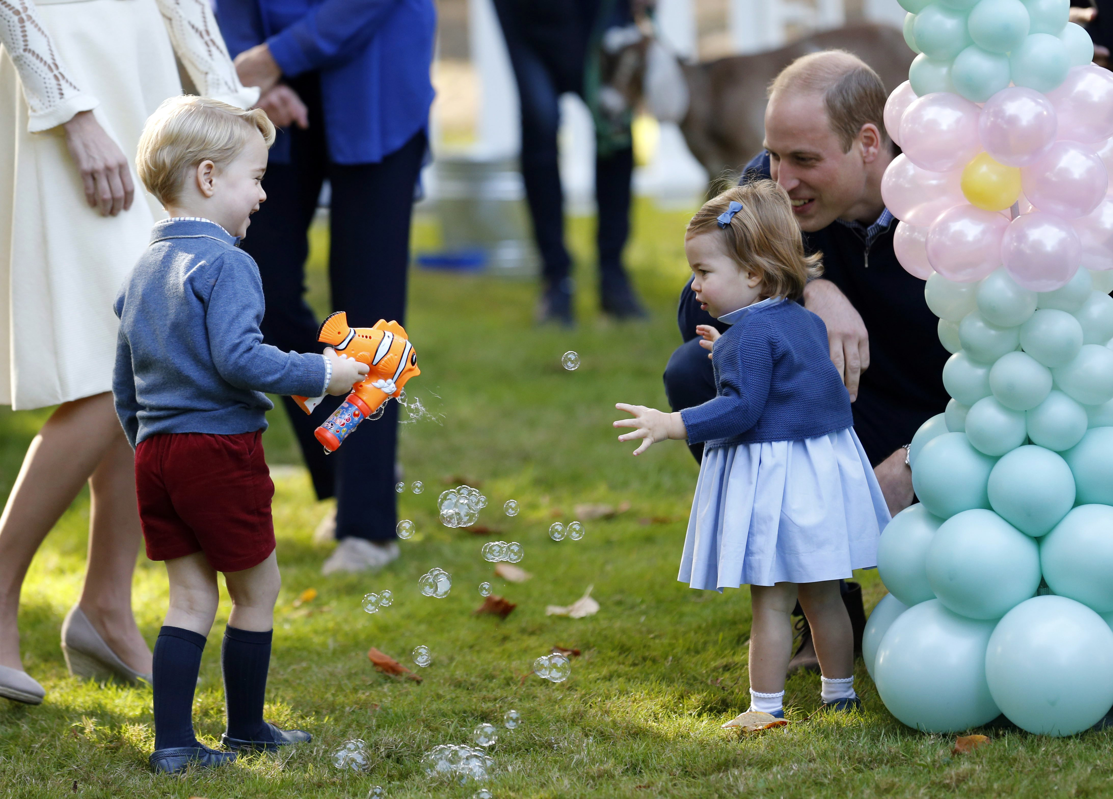 Принц Уилям с децата си принц Джордж и принцеса Шарлот