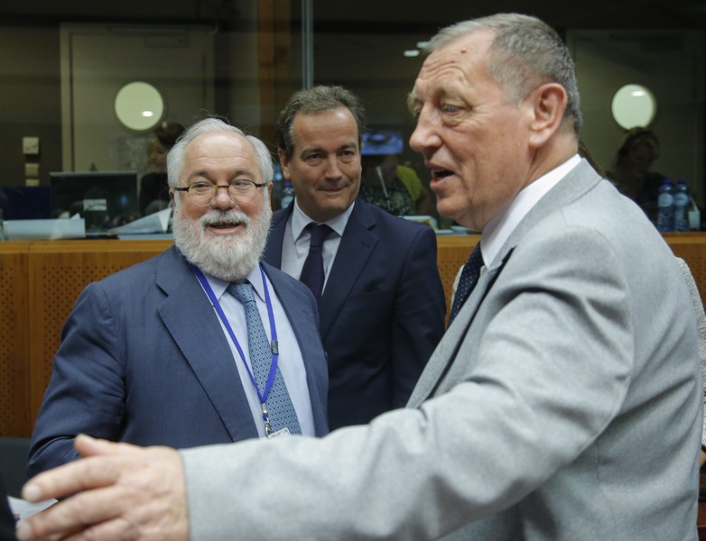 Еврокомисарят по климата и енергетиката Мигел Ариас Канете (вляво) и полският екоминистър Ян Шиско по време на днешната среща в