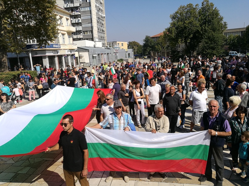 Нов протест срещу бежанския лагер в Харманли под надслов „Заедно можем повече“ се проведе на площада пред общината