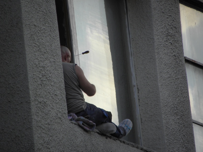Мъж заплаши, че ще скочи от прозорец на 4 етаж в Благоевград