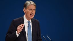 Вдигат минималната заплата в UK