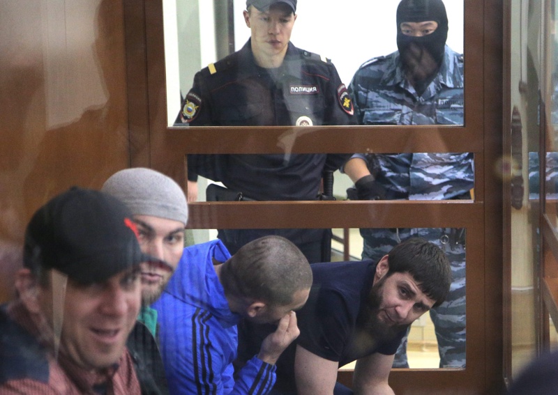 Част от подсъдимите за убийството, стрелецът Дадаев е мъжът до стъклената врата